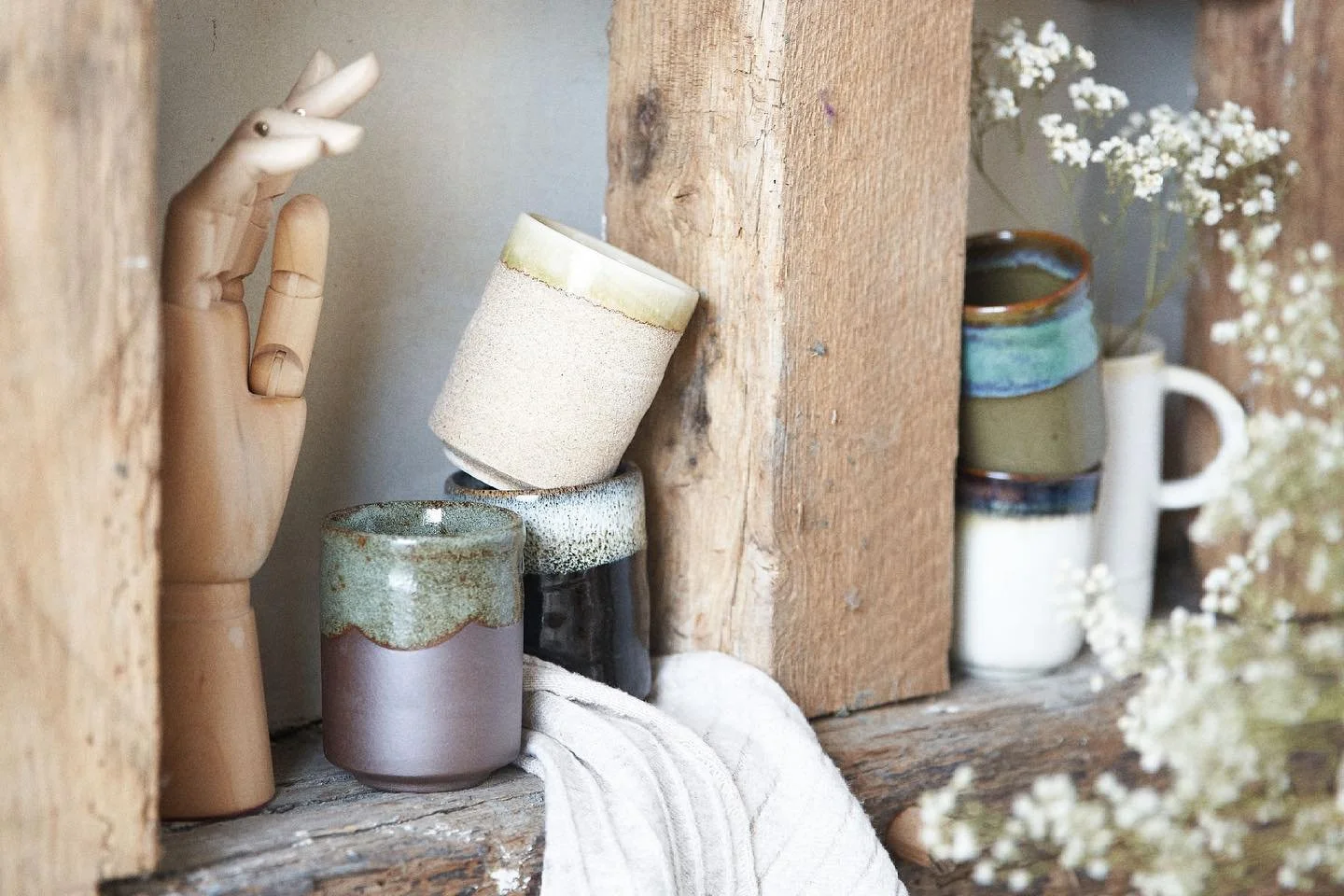 Craquez pour ces merveilleuses tasses &agrave; th&eacute; japonaises ! Leur aspect brut apportera une touche d&rsquo;authenticit&eacute; &agrave; vos moments de d&eacute;gustation.
.
#b2b #factory #wholesale #sophadiffusion #yugenlab #trade #ceramics