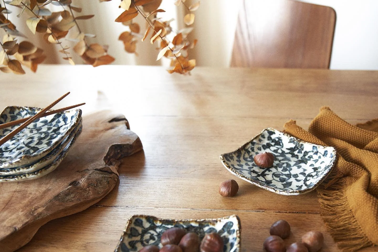 Set de cinq plat tako karakusa fabriqu&eacute; au Japon.
.
#sophadiffusion #sophacollection #factory #design #wholesaler #usine #authentique #japanese #pattern #instatea #home #kitchenware #supplier #artdelatable #homeware #interior #tableware #maiso