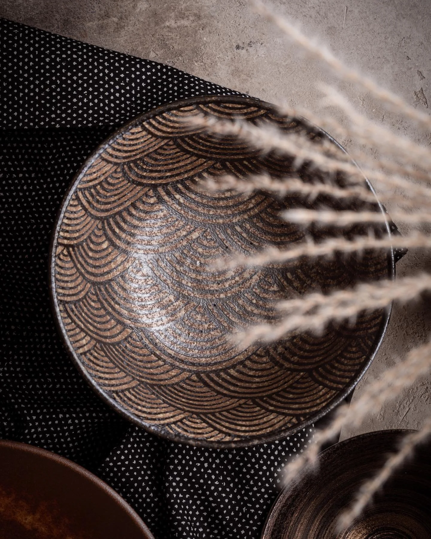 Nami ou seigaiha, ce motif ancestral est tr&egrave;s courant sur les tissus japonais, il est
constitu&eacute; de cercles concentriques qui se chevauchent. Son nom signifie &laquo; vagues de la mer bleue &raquo;. Autrefois, ce motif japonais &eacute;t