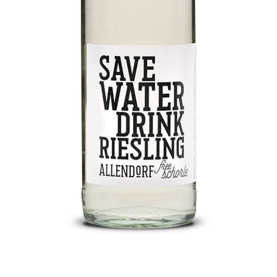 Hallo! 
-
#savewaterdrinkriesling #savewaterdrinkrose
#swdr #sorheingau

savewaterdrinkriesling.de