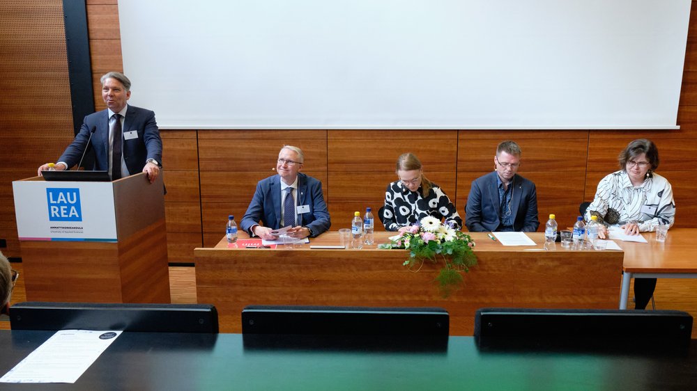 Petri Uusikylä (vasemmalla), Mikael Tofvesson, Päivi Tampere,  Aki-Mauri Huhtinen, Harriet Lonka