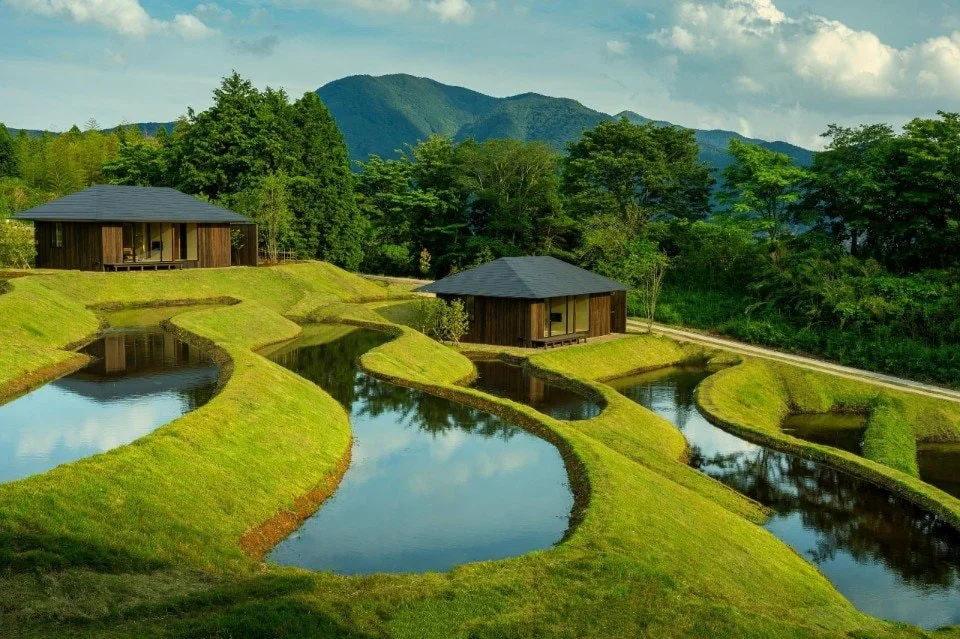 Kengo Kuma’s contemporary ryokan between rice terraces and hot spring