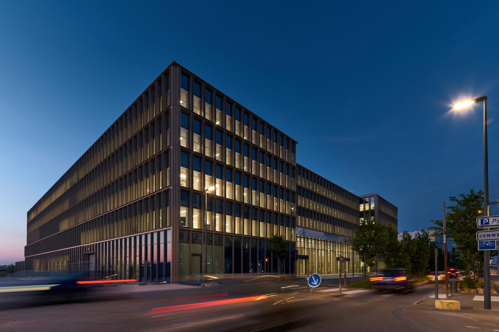 Innovation-R-Centre-Danone-Arte-ChristopheValtin-Nightview-angle-facade.jpg