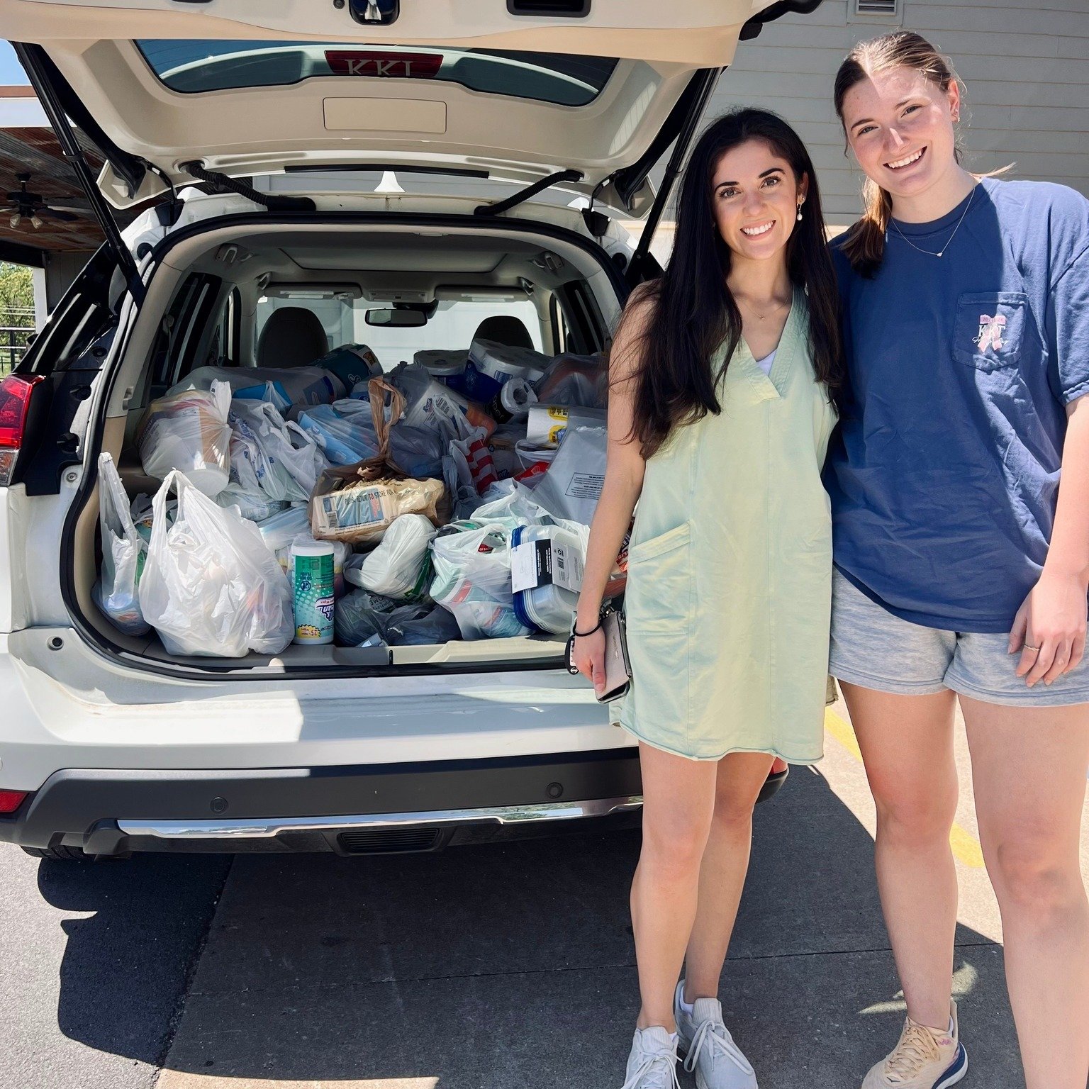 A BIG thank you to our friends at U of A Kappa Kappa Gamma for dropping off donations for &quot;Grace!&quot; We love seeing students giving back to the community in BIG ways! 

Thank you for being a LIGHT for &quot;Grace!&quot;✨

@uarkansas @kappakap
