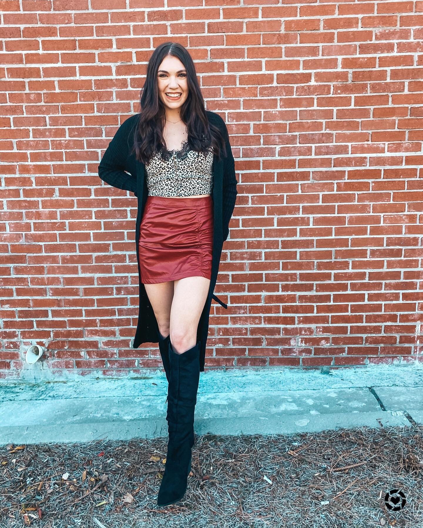 I truly had the best weekend and we barely did anything. Prepping for next week. Tomorrow is a new week, a new MONTH! What goals are we crushing in Feb?! How was your first month of 2021? 🖤🤍 

PS- this outfit is from my fav local boutique @nativeco