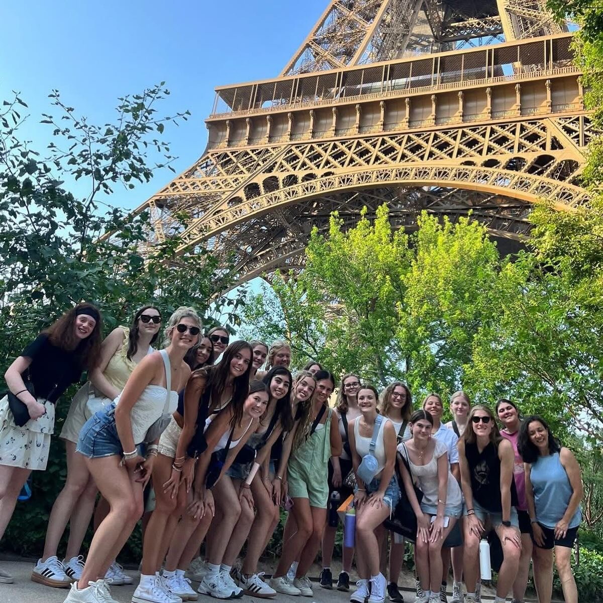 Another unforgettable day in Paris for this group from Colorado 🇫🇷✨

They started the day with a visit to Versailles to explore the stunning ch&acirc;teau and gardens, then strolled the Champs &Eacute;lys&eacute;es like pros. Tonight? They made cro