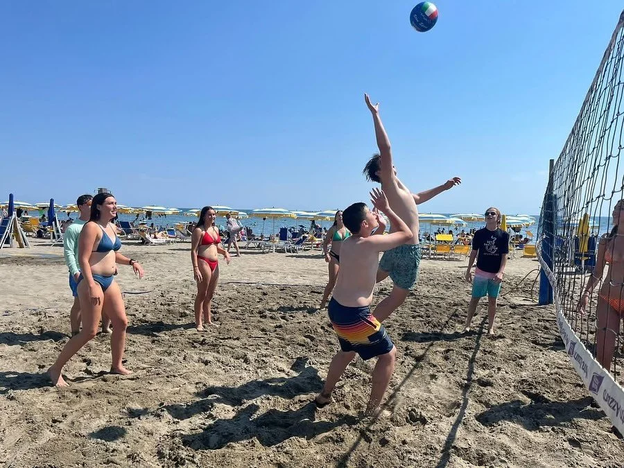 From the Mediterranean coast of Italy to the islands of Greece, the beaches of Costa Rica, and even chilling on the beach with penguins at Boulders Beach in South Africa&hellip; our students are living their best beach life! 🏖️🌍🐧

Whether it&rsquo