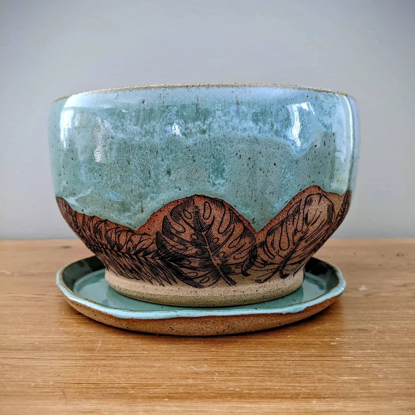 I made only 2 of these big green plant pots. Jungle love!!! 💚🪴
One will be available in my online shop this Wednesday, March 17 at 5pm. And the other will be available at Back to Good in Strathmore! 
.
.
.
.
#junglevibes #plantpot #planter #ilovepl