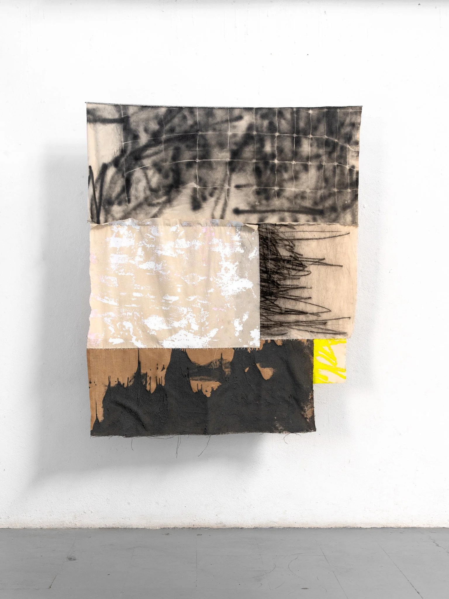 Mariella Smilas, sedimentos de memória. Acrylic, sand, charcoal, spray paint, oil stick, thread on canvas, calico and jute, 187 x 156 cm, 2026.