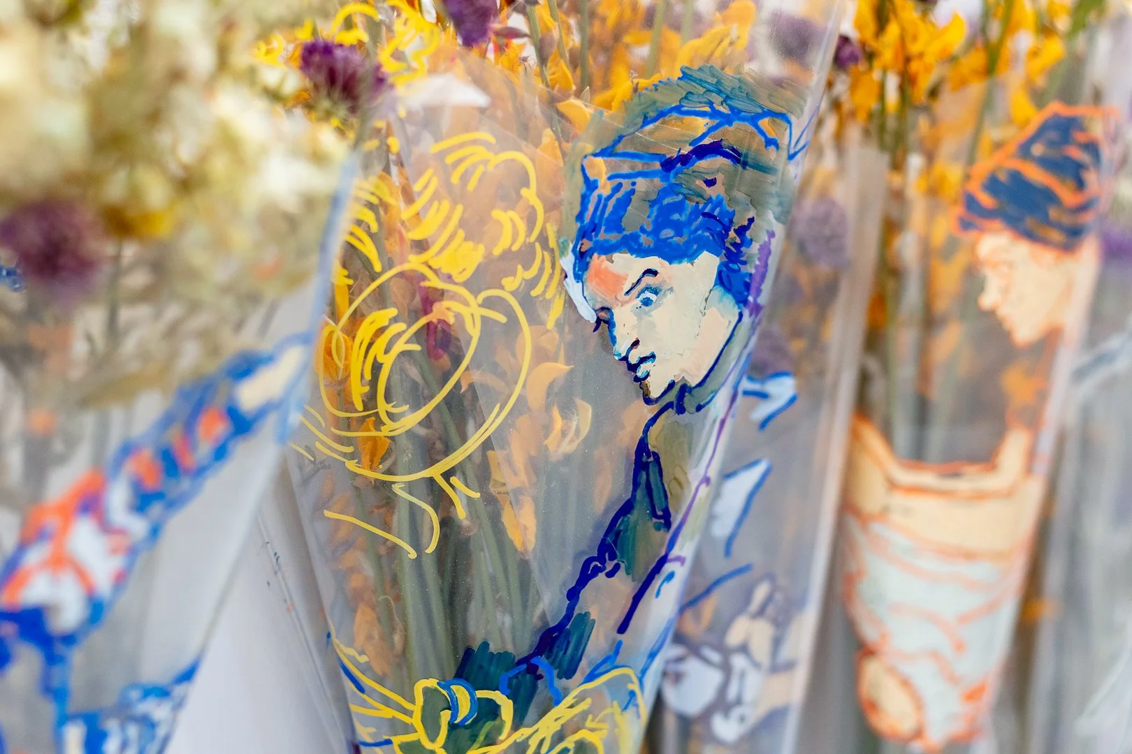 João Carinho, Flores para o Mausoléu (Barreiro). [Flowers to the Mausoleum (Barreiro).] Ten bouquets of wildflowers
wrapped in acetate sheets with marker drawings, 150w cm × variable dimensions, 2026.