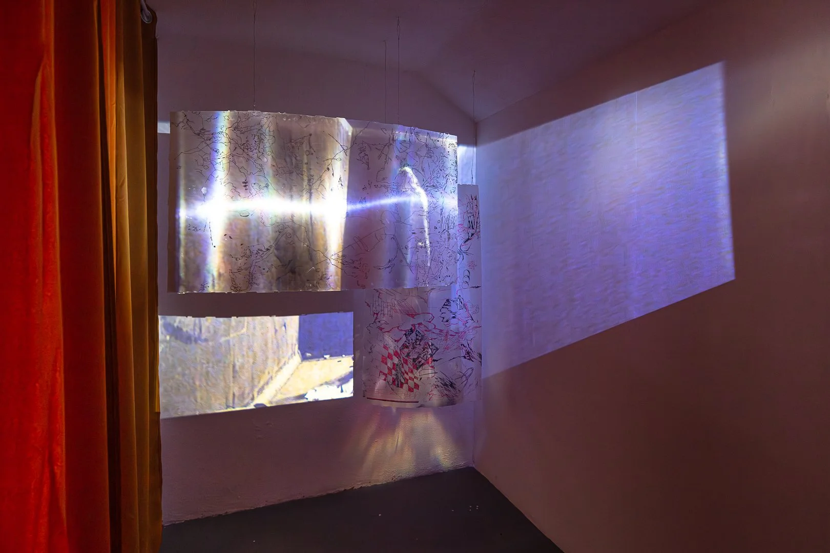 Alëna Koleso, Traços de Pegadas. Vídeo HD, som 8’8”, gravado por Daniel Miranda Silva e editado por Alëna Koleso, materiais encontrados, ecrã de televisão partido, marcador, 122 x 70 cm, 111 x 63 cm, 2025
