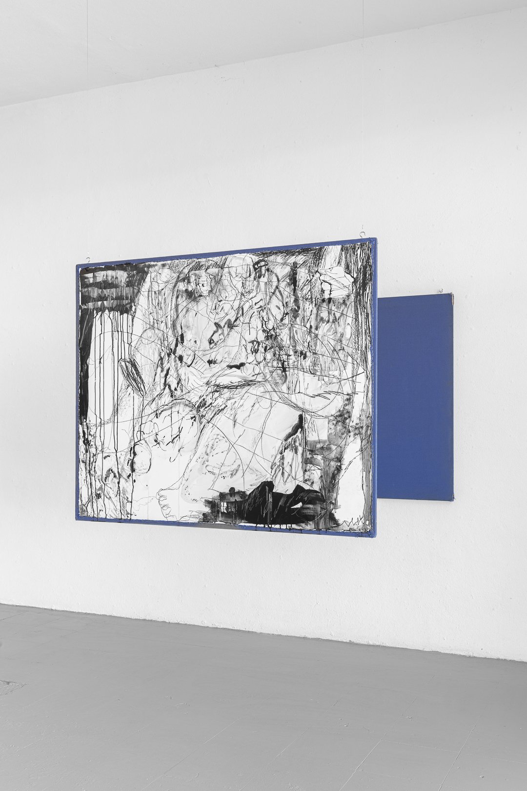 Alëna Koleso, Madrugada para Oito #1. Materiais encontrados, tinta da China, pastel de óleo 146 x 120 x 2 cm,  2025