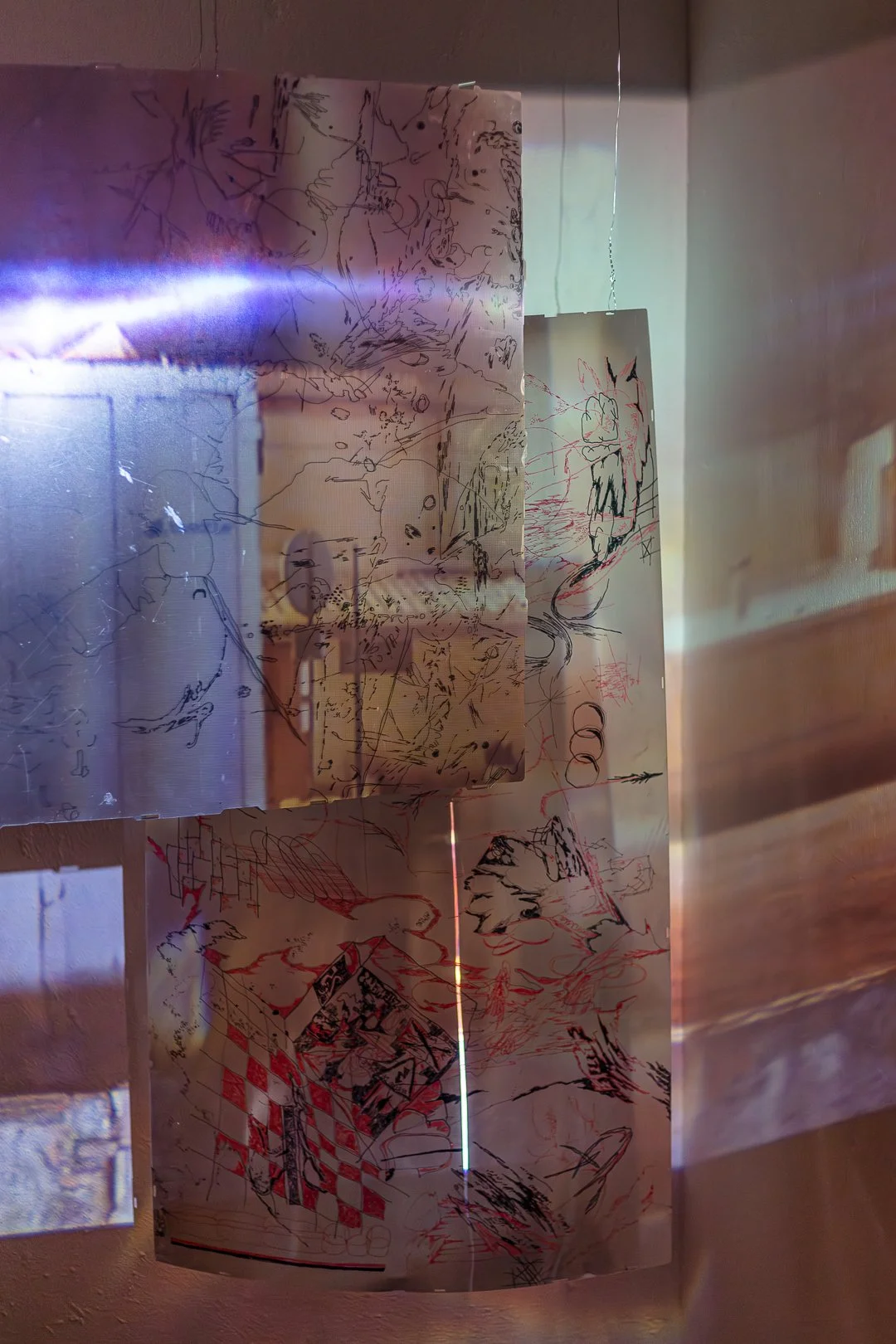 Alëna Koleso, Traços de Pegadas. Vídeo HD, som 8’8”, gravado por Daniel Miranda Silva e editado por Alëna Koleso, materiais encontrados, ecrã de televisão partido, marcador, 122 x 70 cm, 111 x 63 cm, 2025
