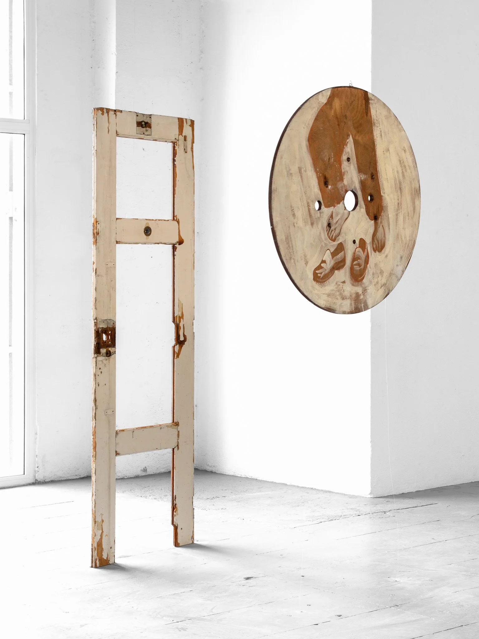 Hans Frans, Os marinheiros [The sailors]. Soft pastels, true gesso and egg tempera medium on reclaimed wood panel & door with peephole,  90 x 90 cm, 2026.