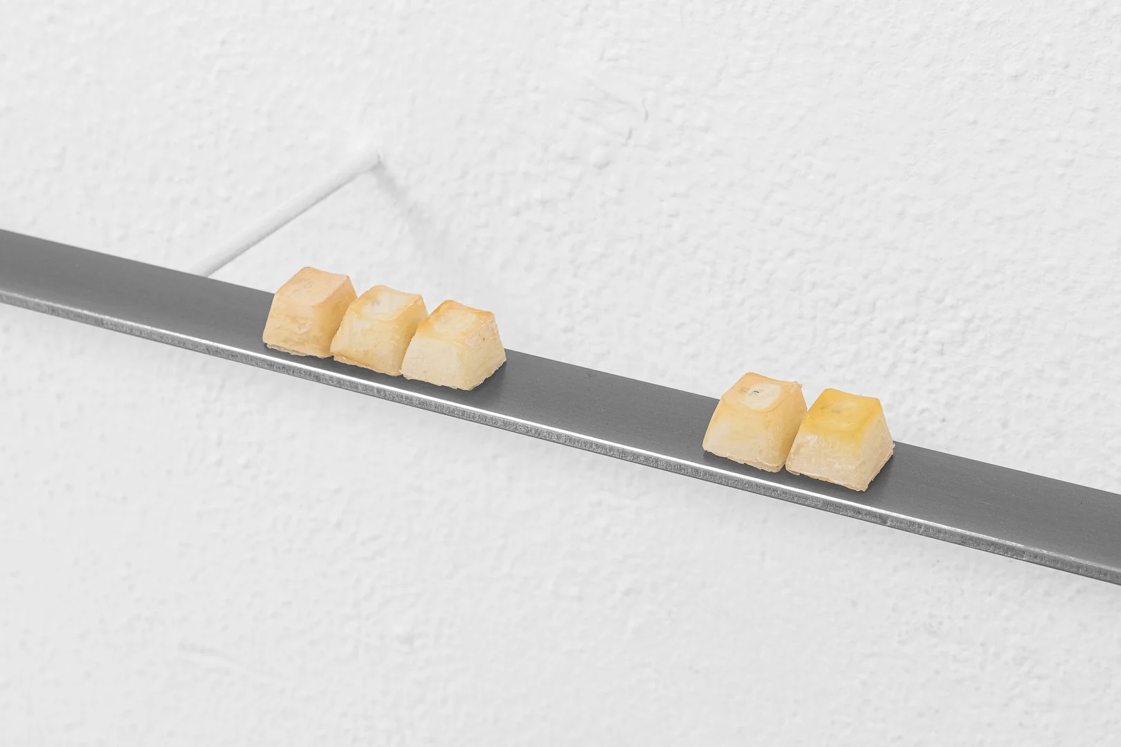 Francisco Pinto de Almeida, Soft Keys. Látex, silicone, impressão a laser em acetato, aço inoxidável, 2 x 200 x 2,5 cm, 2025
