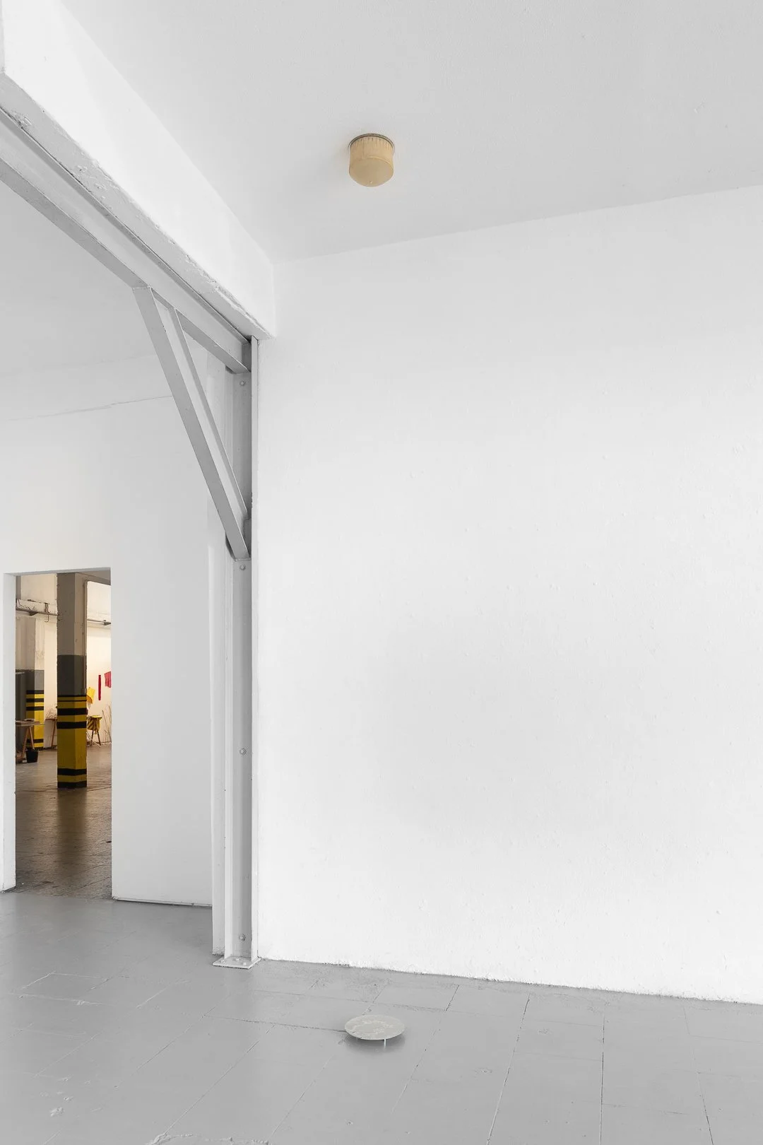 Francisco Pinto de Almeida, Bladder. Objeto de plástico encontrado, látex e aço inoxidável, dimensões variáveis, 2025
