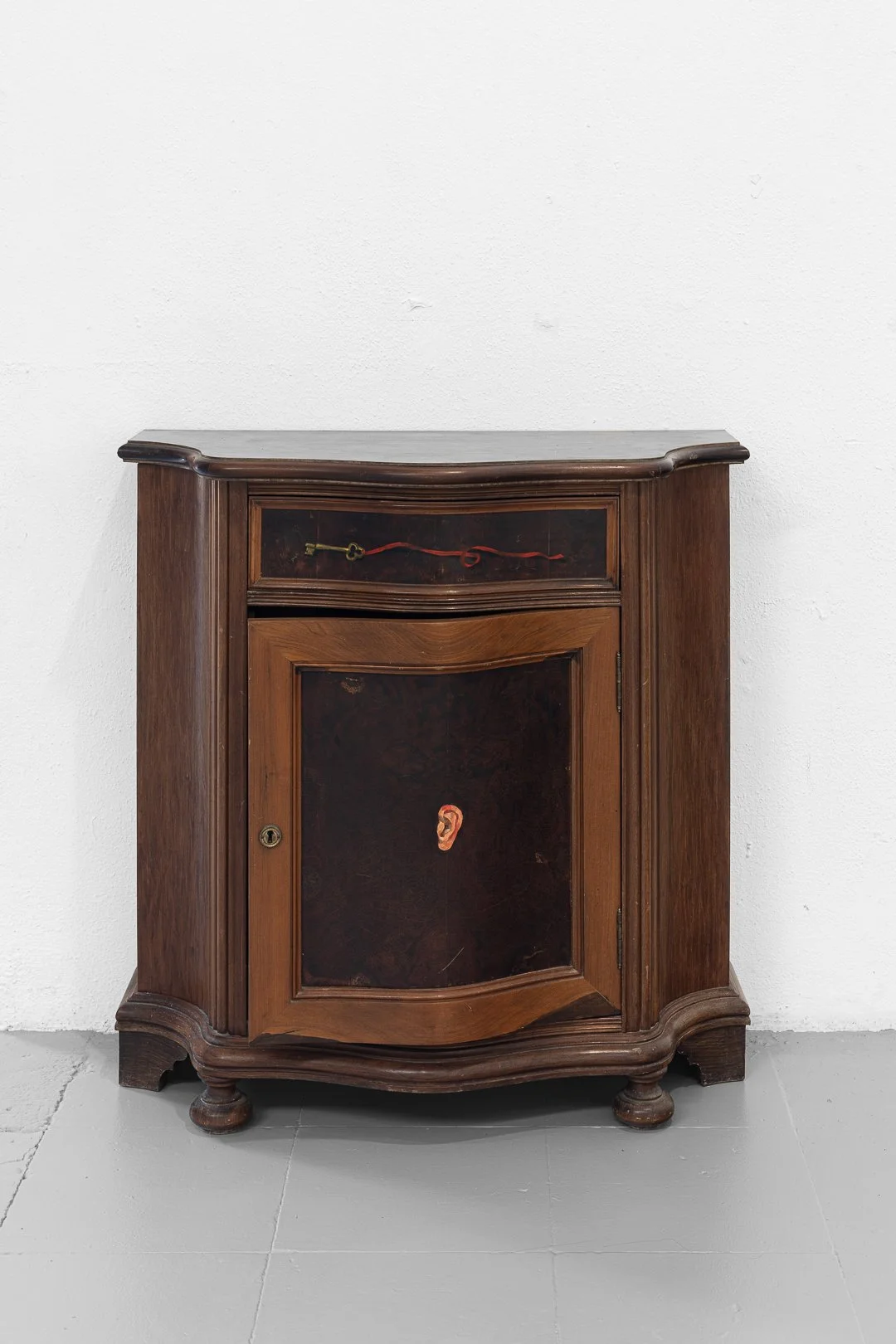 Lily Rose Fine, Only for the Two of Us. Óleo sobre móveis encontrados e madeira, molduras encontradas, cânhamo, 90 x 154 cm, 2025
