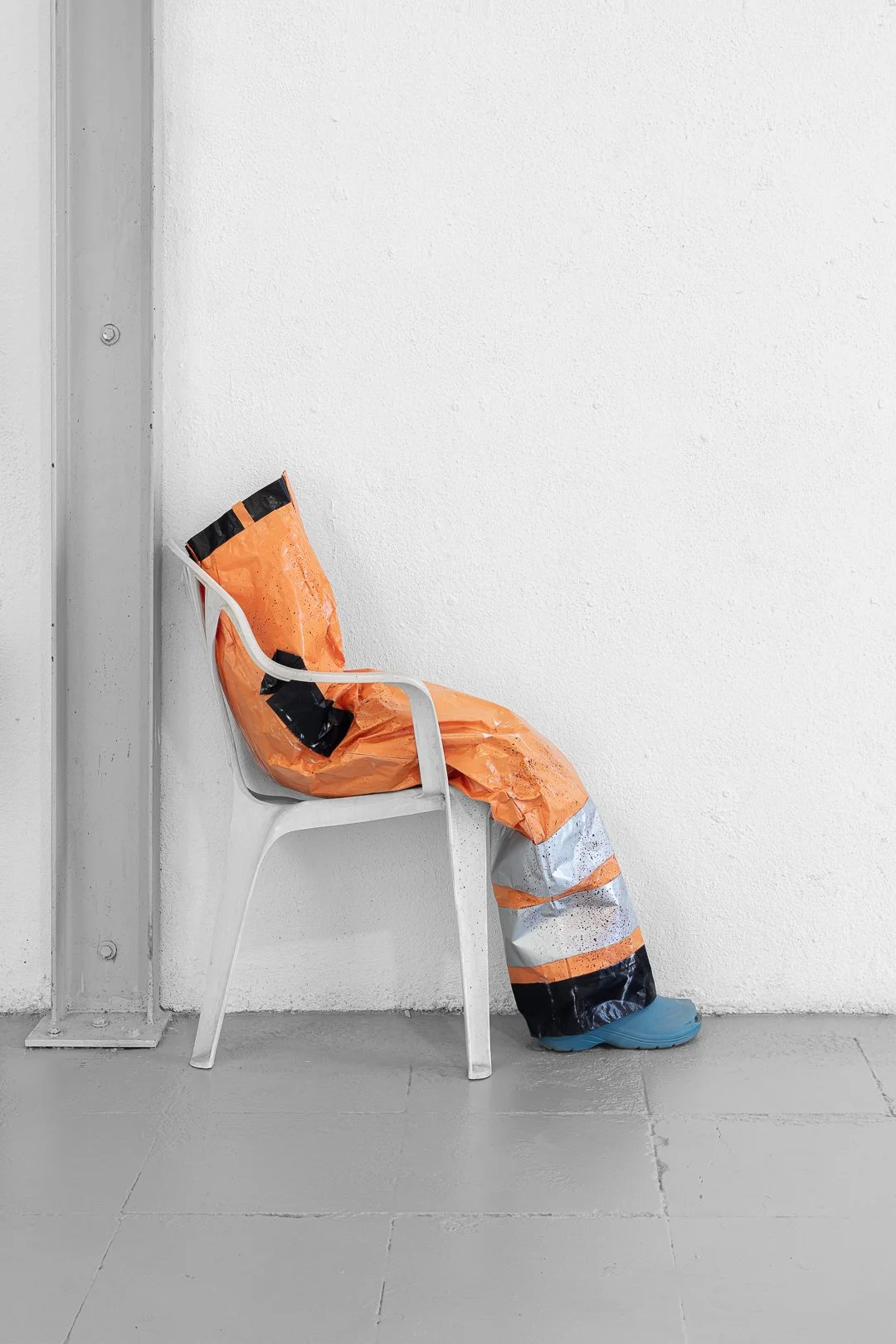 Tessel de Zwart, Residentes. Instalação de figuras de papel, calças: 80 x 106 cm, 2025