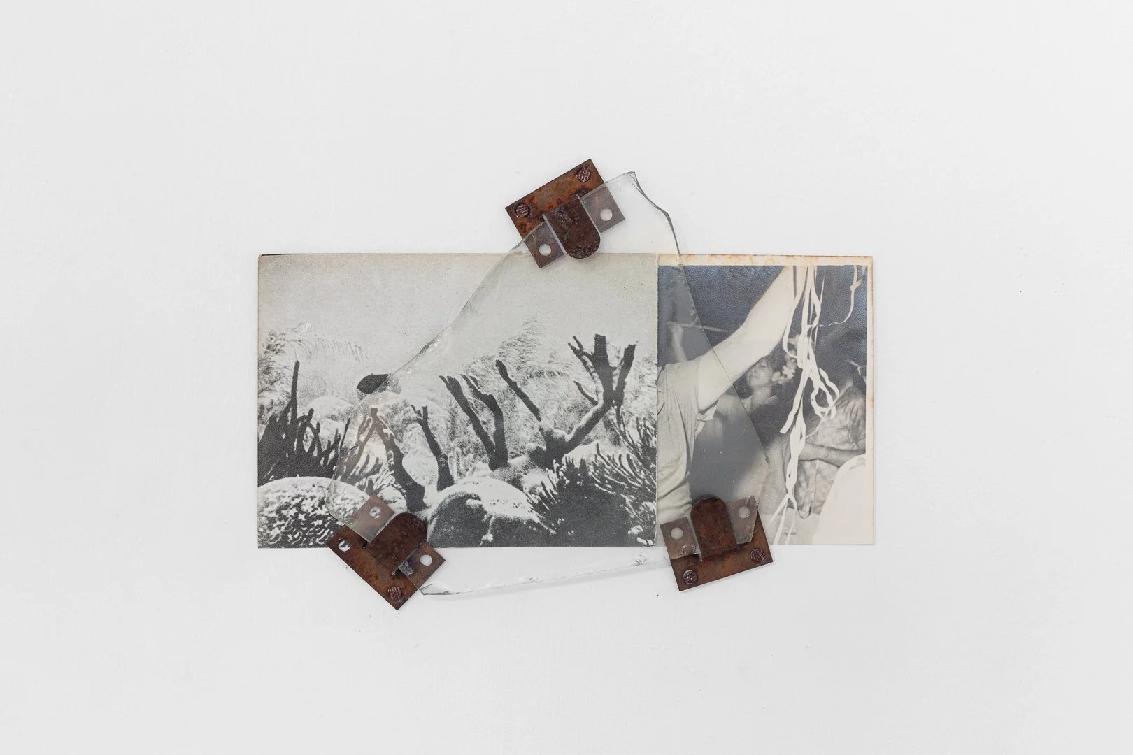 Nilton Dondé, sobre as montanhas (over the mountains). Collage, paper metal and glass, 16 x 21.5 x 1 cm, 2025