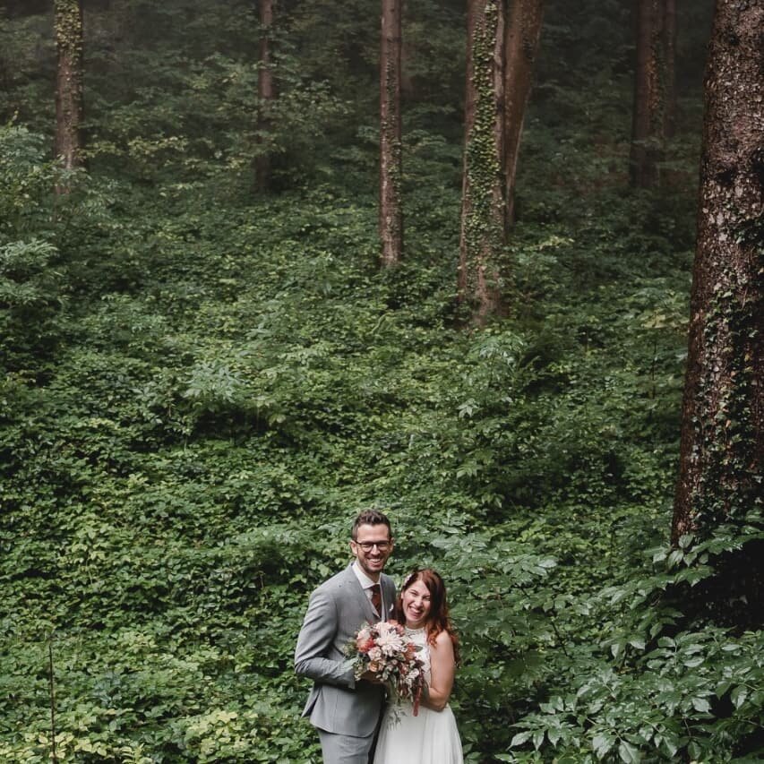 The forest 🌿 is also an amazing place for doing portraits. What fun it was to capture their special day in Austria 💞
.
.
.
.
.
More images are up on our Stories for the next 24 hours (afterwards you can find them in our Highlights under &quot;Austr