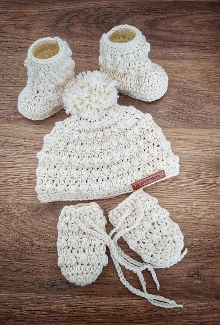 Snowberry Hat Boots and Mittens Set