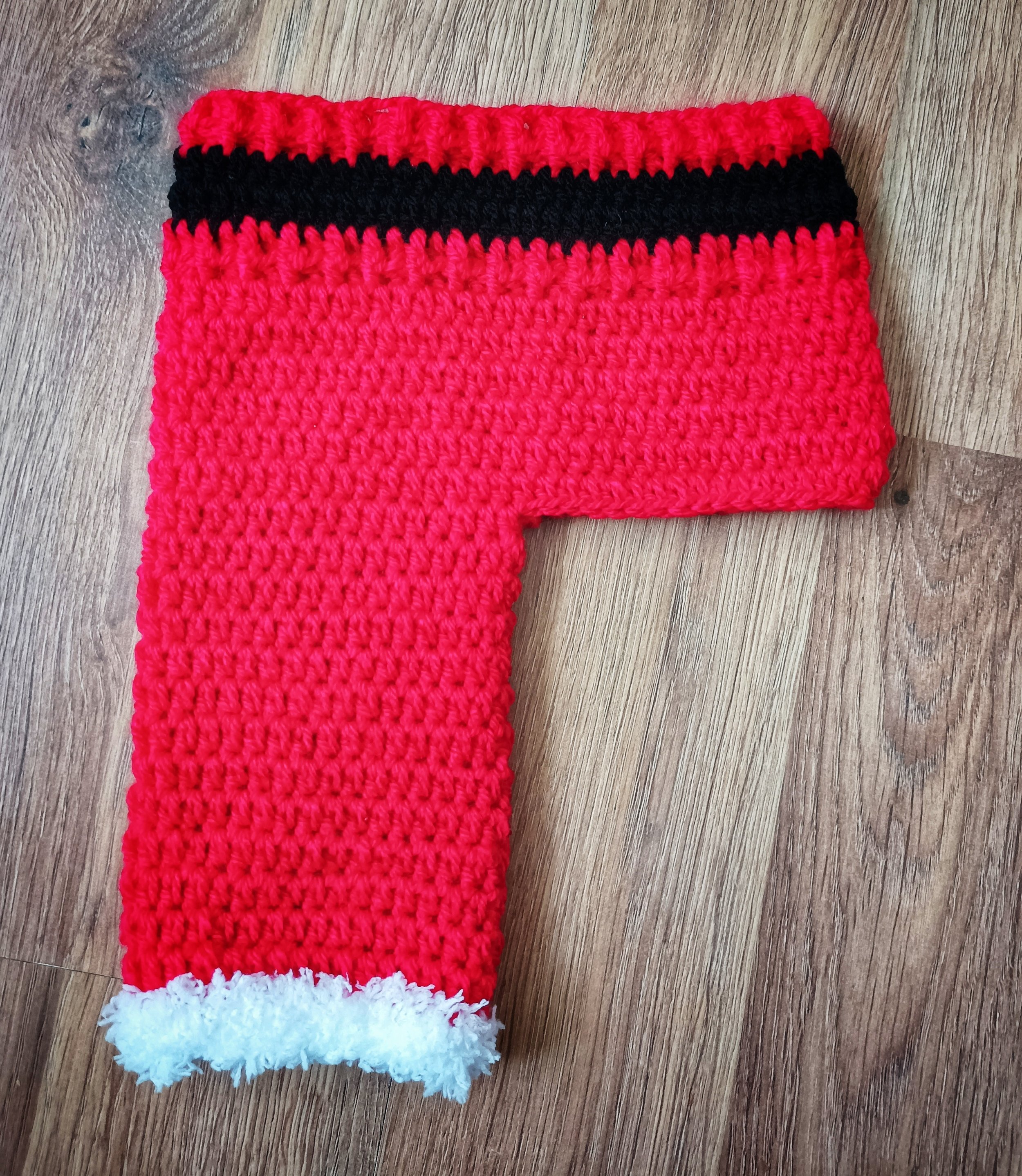 Add white fluffy yarn to the bottom