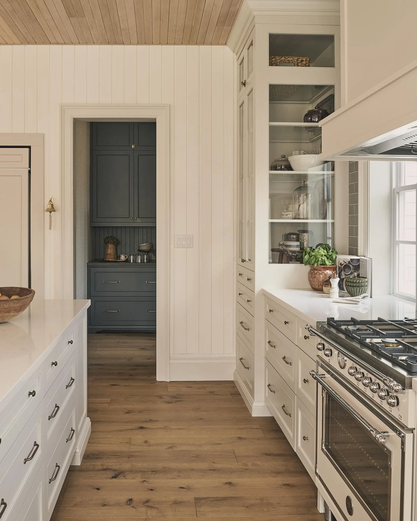 Timeless design meets custom craftsmanship &mdash; a kitchen built to be lived in and loved. ✨
&bull;
&bull;
&bull;
#hilaryramsayinteriors
#ontariodesigner
#muskokadesign
#durhamdesigner
#torontodesigner
#muskoka
#ClassicKitchen
#CustomKitchenDesign
