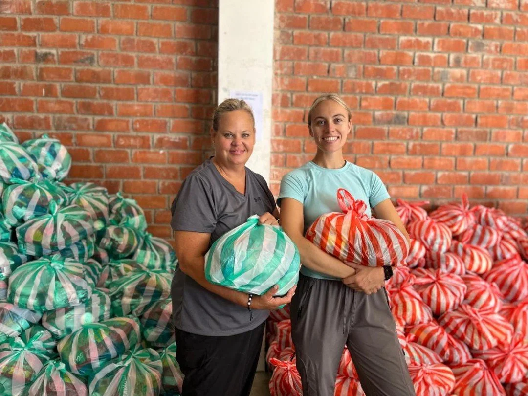 It's amazing when families serve together! Last week in Piura we had 4 different families serving together! If you've ever considered serving with your family here's photographic evidence of what kind of joy you can experience on a CBC trip.

You cou