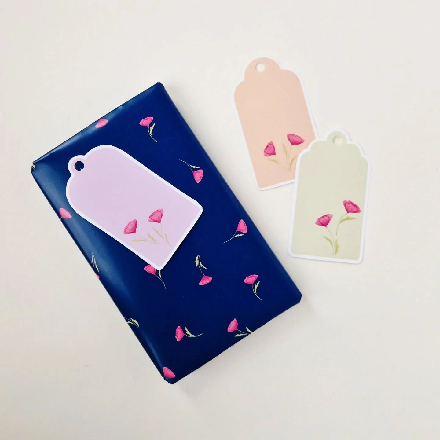 TO ALL MEN: A girl loves a pretty gift, add a matching gift tag and things might just get out of hand 👀 These little poppies come in three colours; navy, peach and cream, so you pick your vibe or just get all three, because apparently that's who we 