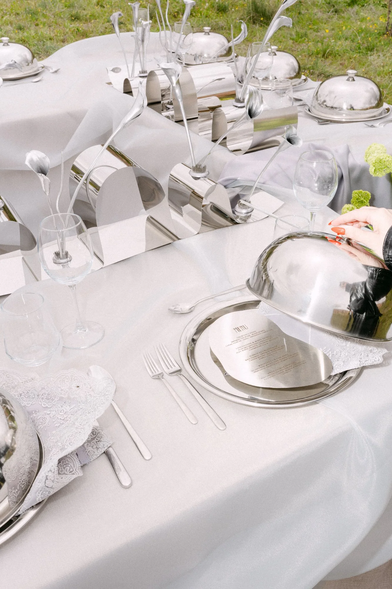 Elegant wedding table setting with white flowers and silver cutlery, Cappadocia — destination wedding detail