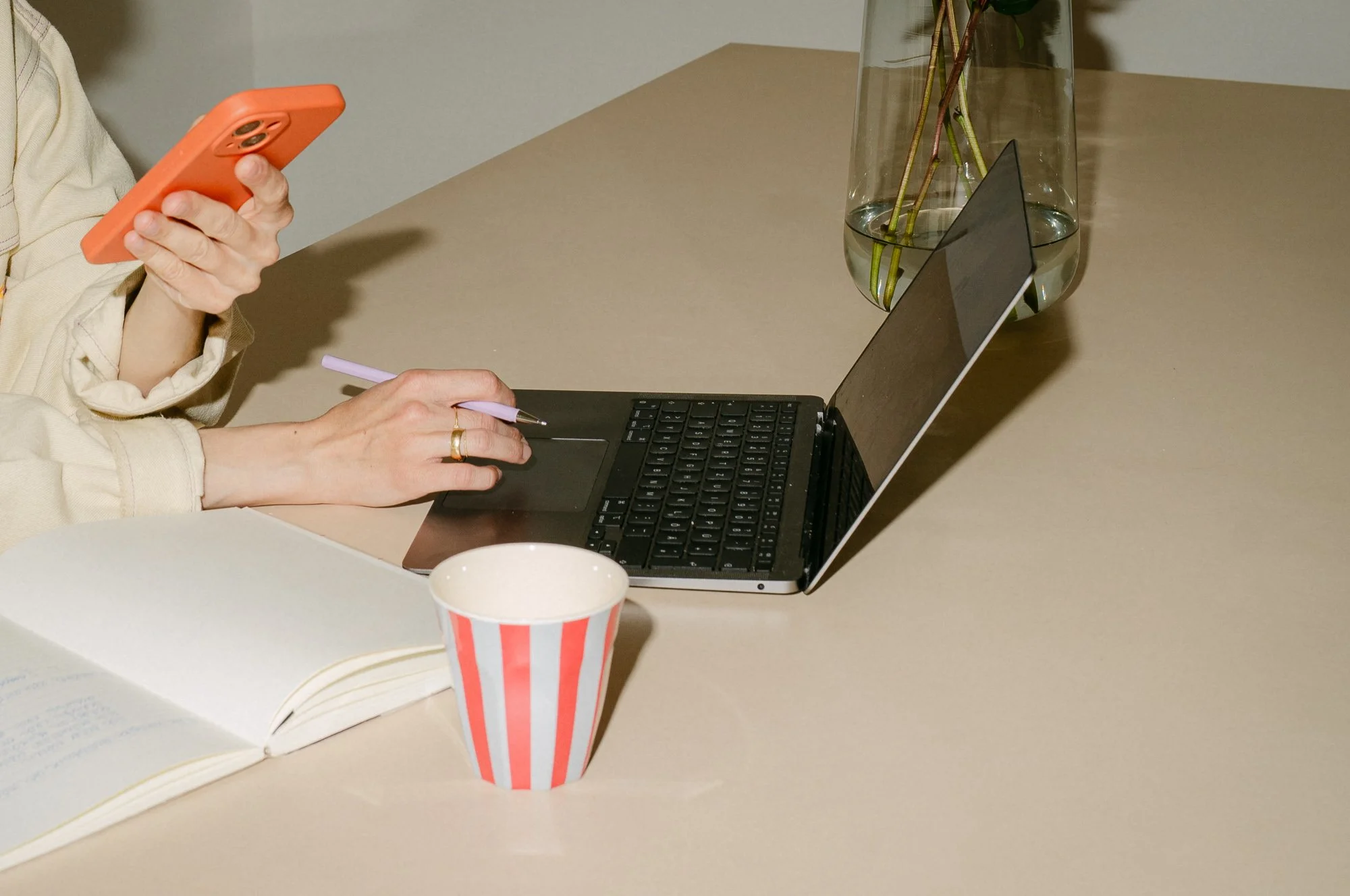 hands laptop — editorial brand photography Leipzig