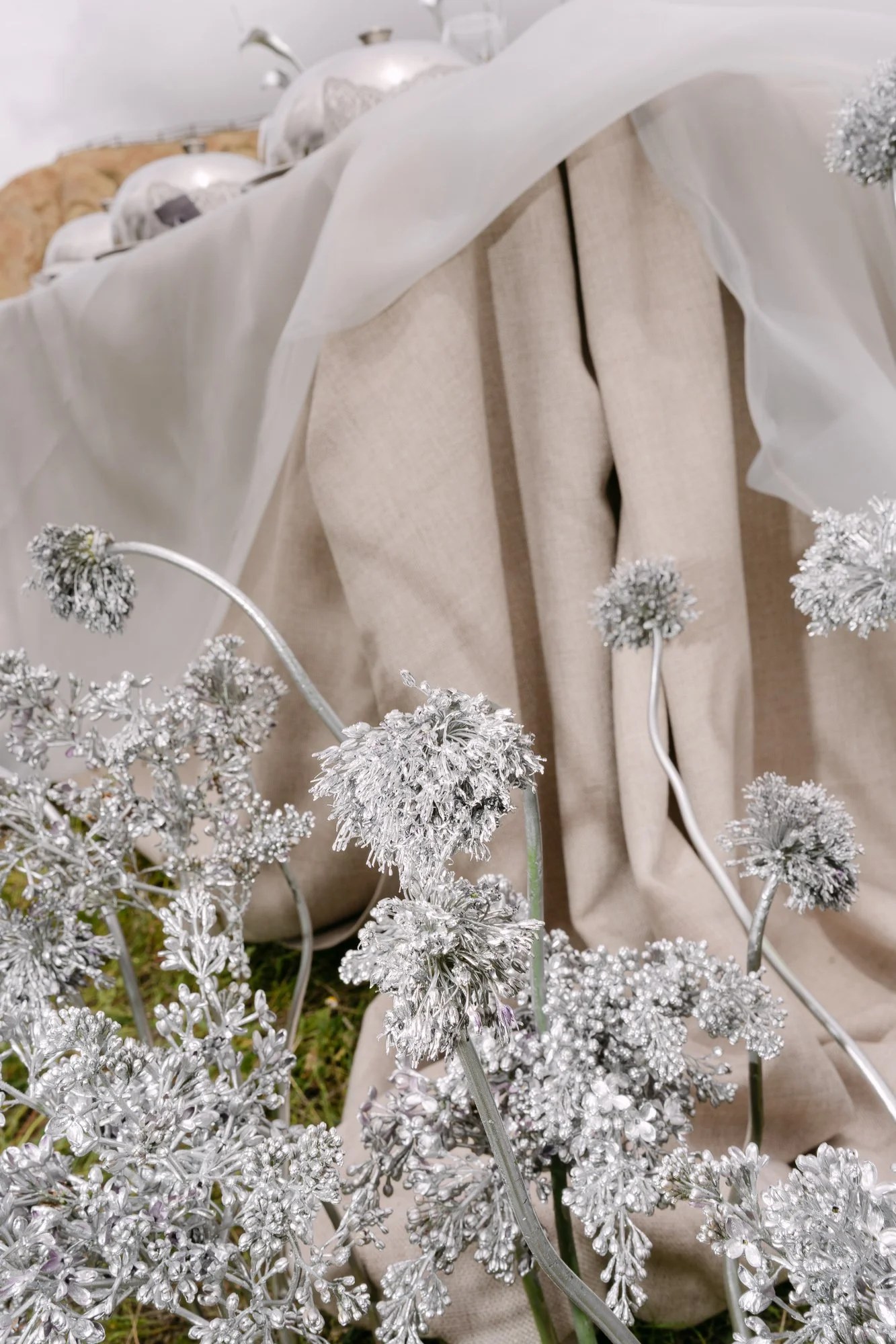 Close-up of wedding table details with floral arrangement, Cappadocia — wedding photography