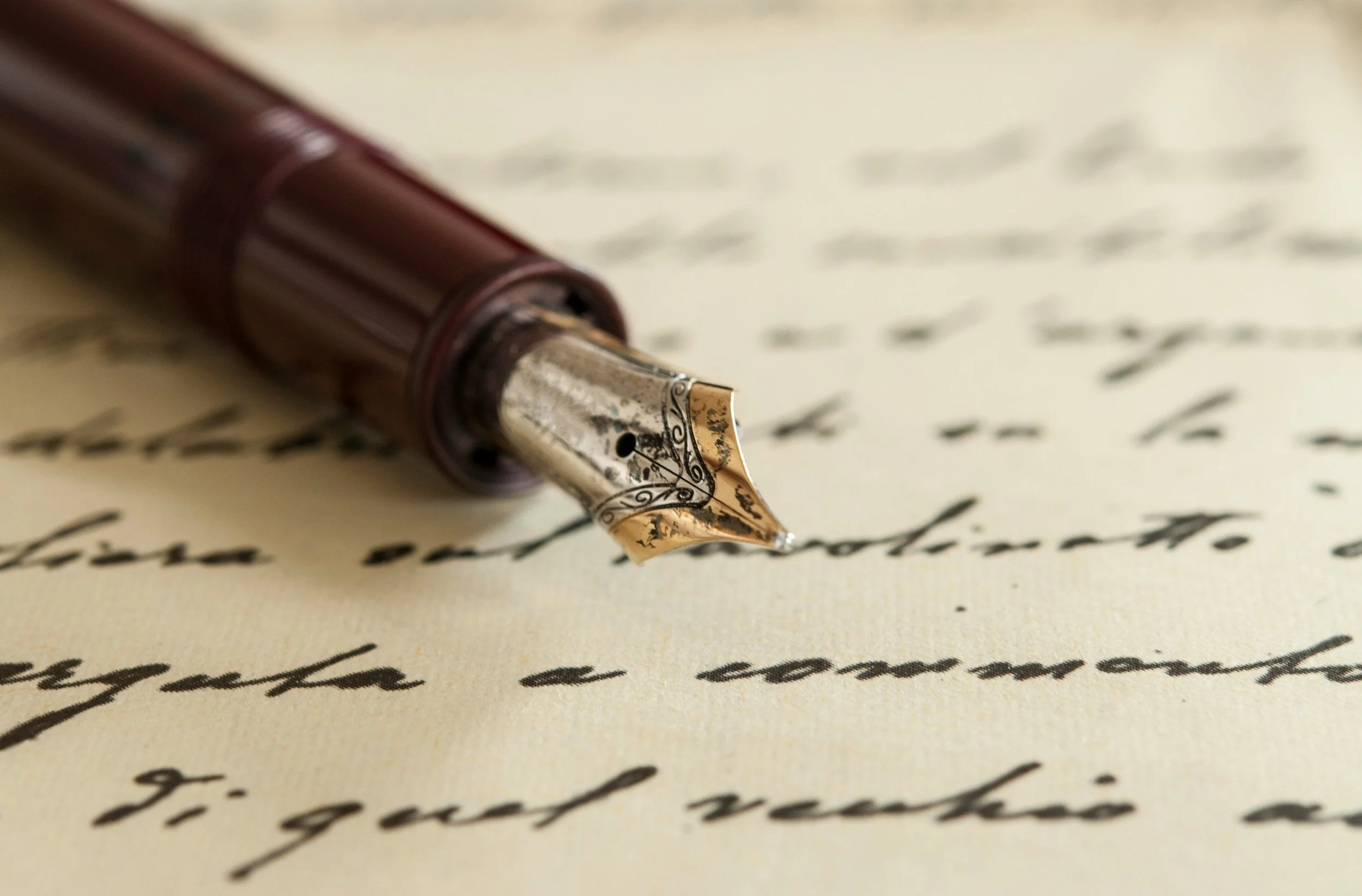 The Associations in One Human Mind: ChatGPT, Two German Novelists, and Synthesizing