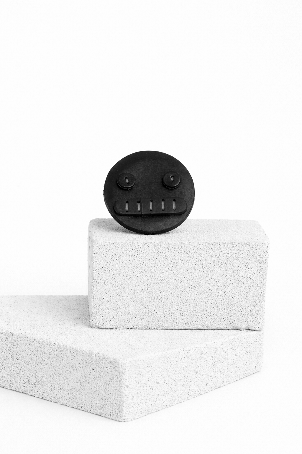 DISAGIO pin 😬 grey