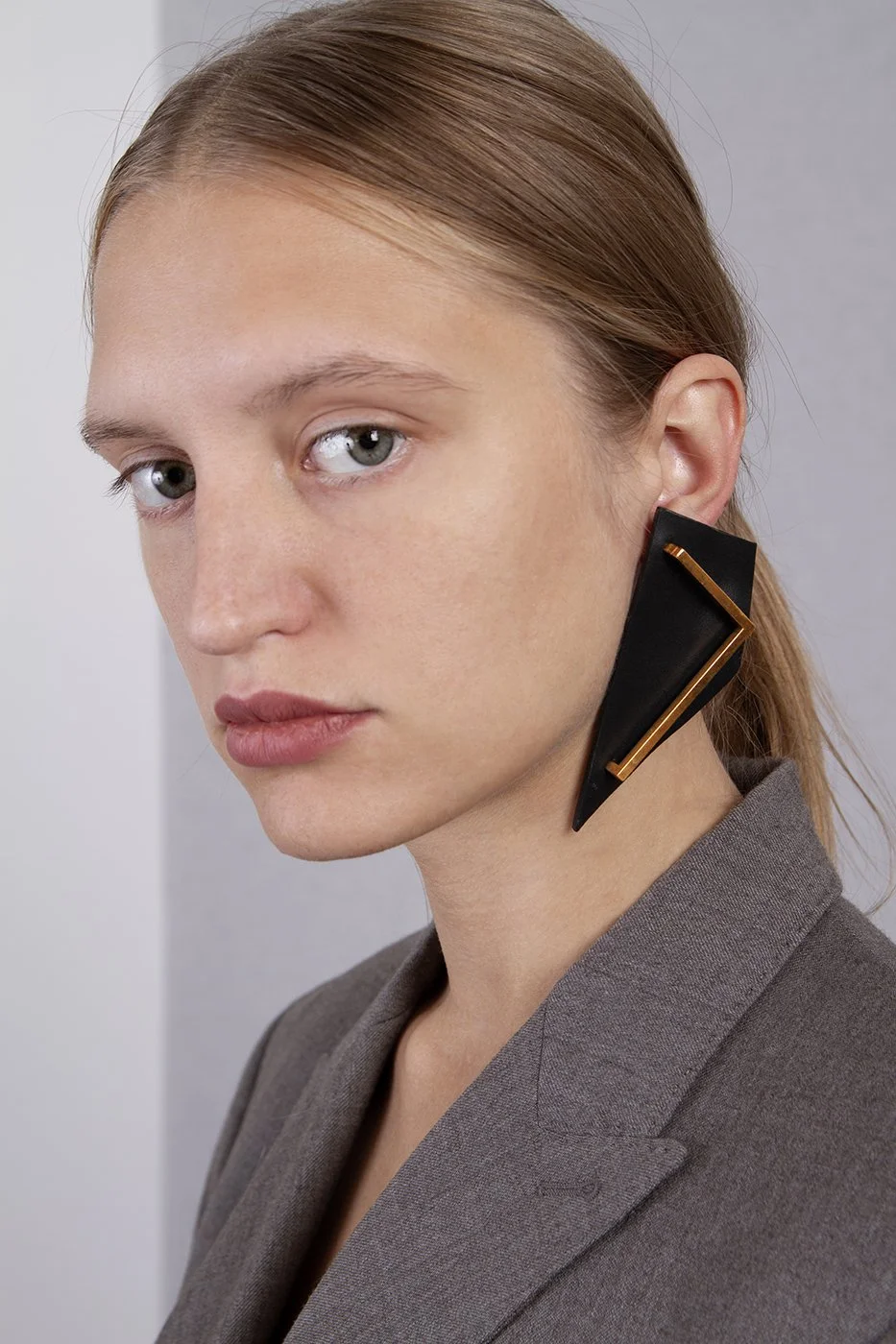 SYNAPSIS_earrings_L_black_IMG_2412_low.jpg