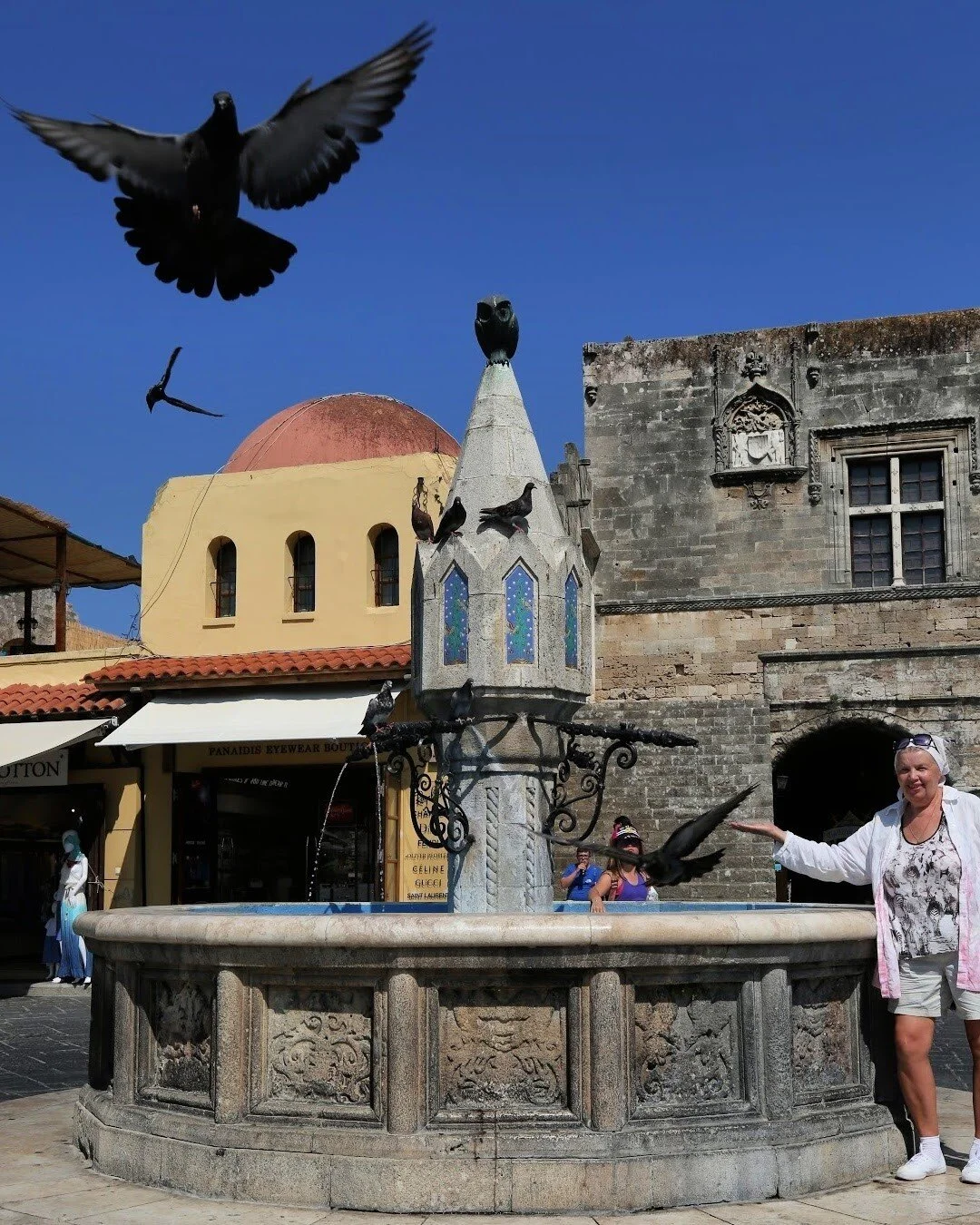 📍🇬🇷 Just when you think you've lined up the perfect photo at Rhodes' Old Town Fountain, the local photo-bombing birds have other ideas. Still, a stroll through this well-preserved medieval city, with its diverse mix of influence across architectur