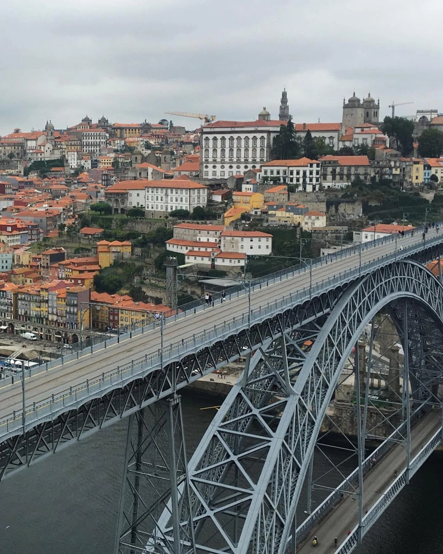 📍🇵🇹 Fear of heights? No need to panic, as the double decks of Porto's iconic Ponte Dom Lu&iacute;s I (Luis I bridge) give you an option to take either the upper span or the lower deck to cross the River Duoro. For those that brave the upper deck v