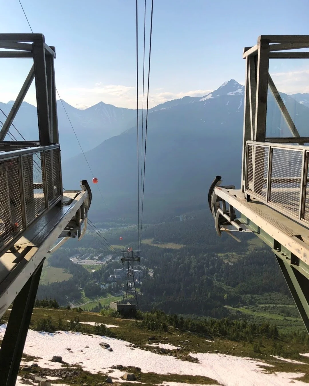 📍🇺🇸 Not far from Anchorage is the sweet ski town of Girdwood. Originally named 'Glacier City', Girdwood has no shortage of opportunities for up-close encounters with glaciers. An adventure in itself is the Mt Alyeska aerial tram to the observation