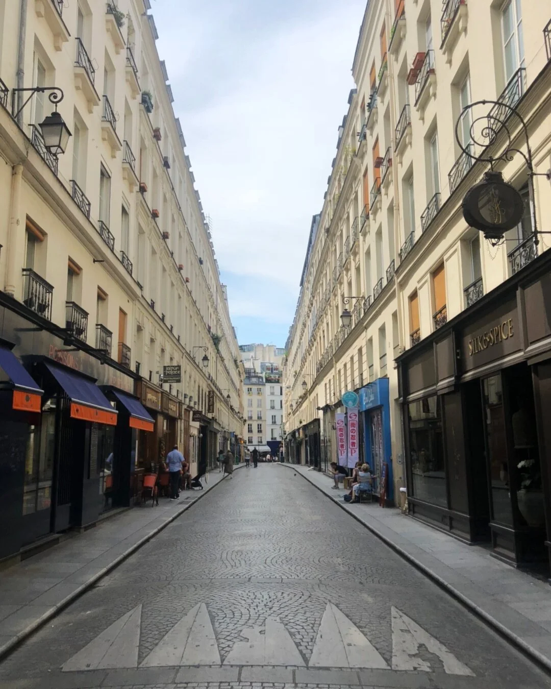 📍🇫🇷 A sleepy Parisian morning makes it seem like you have the city all to yourself. Our favourite way to explore Paris (and any major city, really) is on foot. It's how you can truly feel like you are a part of the city's daily life, appreciate th