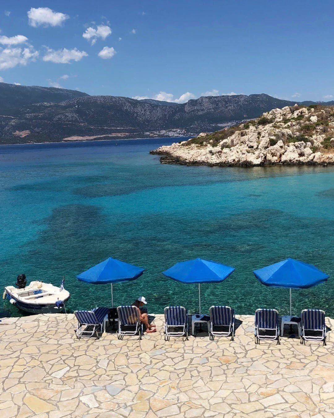 📍🇬🇷 Did you know Greece has over 6,000 islands and islets, of which only 227 are inhabited? To visit them all would take some serious dedication (sign us up!). The great news is that many of the uninhabited islands are only a quick boat ride away 