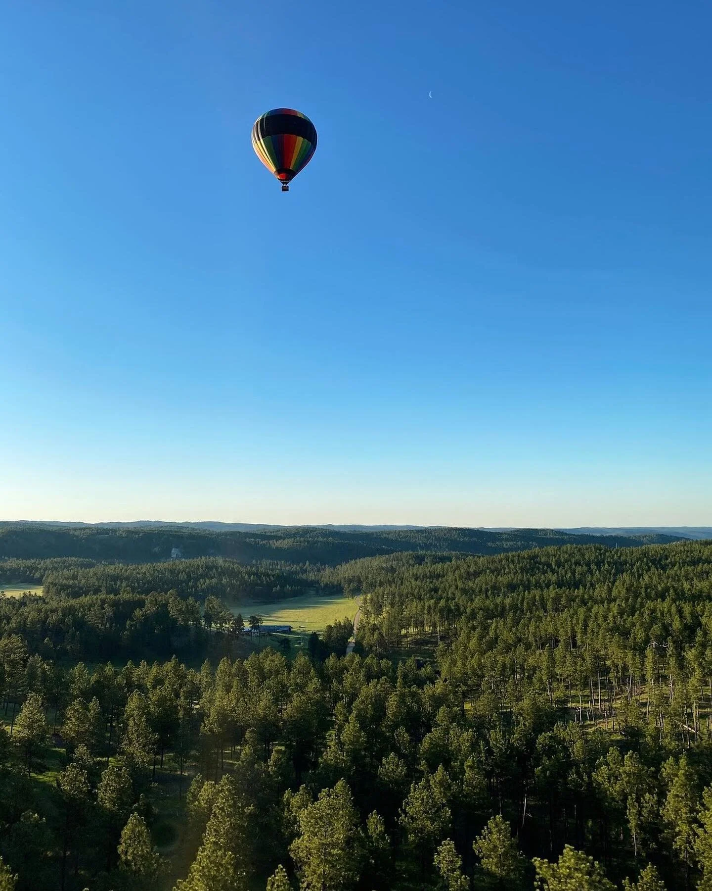 📍🇺🇸 It&rsquo;s the peak-a-boo moon, early morning sun rays and rolling hills for us! There&rsquo;s a somewhat common misconception that South Dakota has only flat prairie grasslands as far as the eye can see. We&rsquo;d like to confirm, there are 