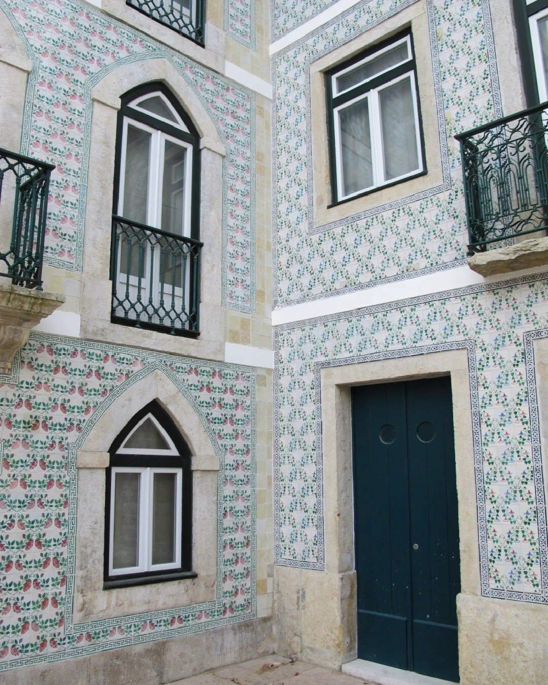 📍🇵🇹 Okay, Lisbon, you and your charming azulejo tiles have our attention! Traditionally, azulejos were geometric and mostly blue, but by the 17th century, designs expanded to include flowers, animals, birds, cherubs and more. The narrow, winding s