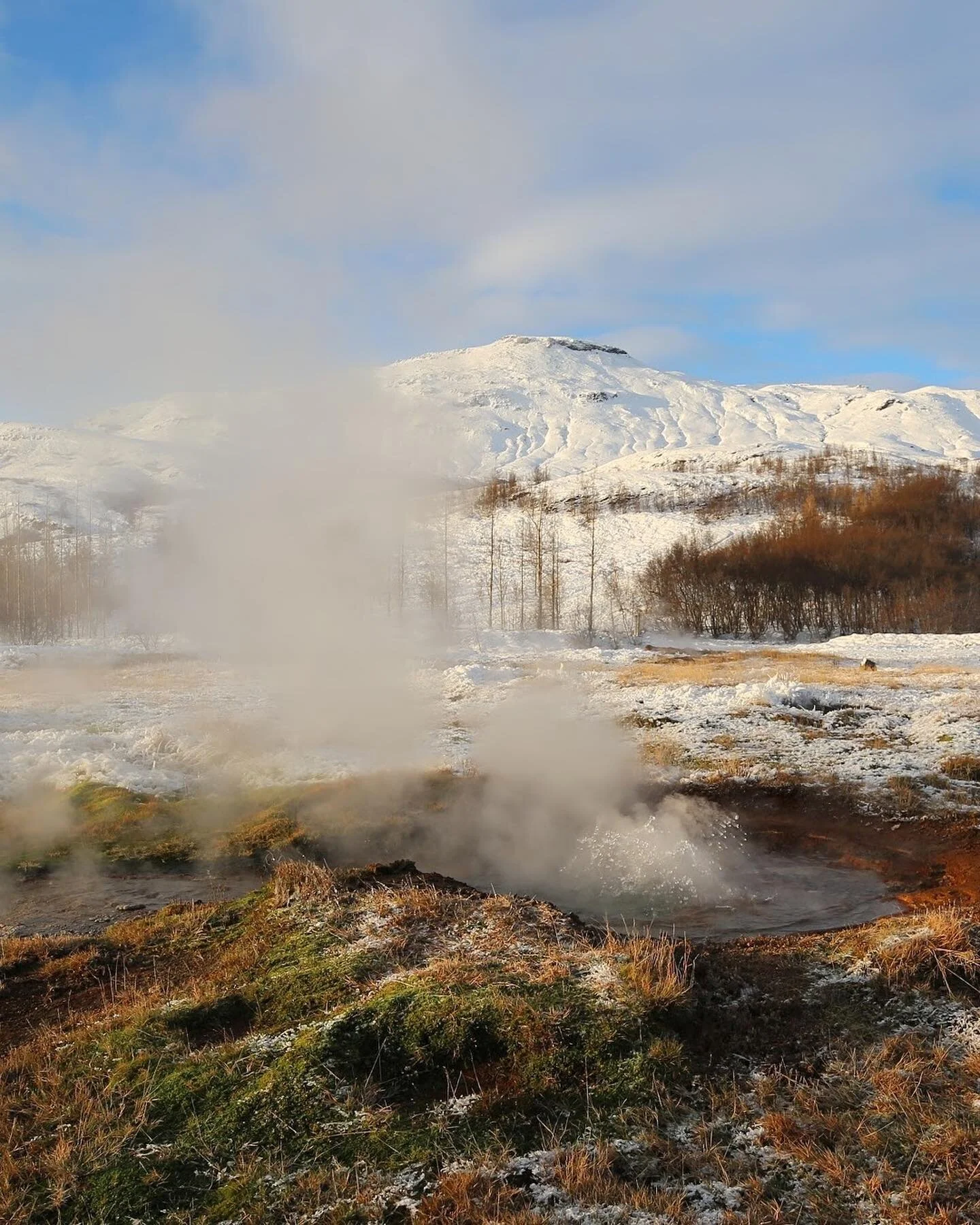 📍🇮🇸⁠ Even during winter, Iceland can be bursting with golden light and blue skies, so you can make the most of the short daylight hours. A day trip to one of the most active geothermal areas, Haukadalur Valley, only a 90-minute drive from Reykjavi