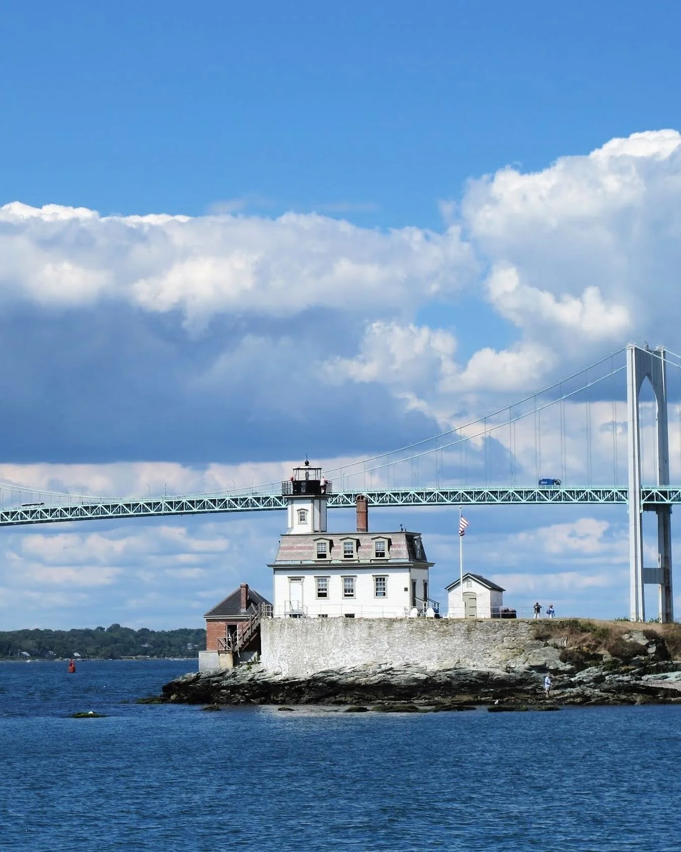 📍🇺🇸 The Rose Island Lighthouse has been standing proudly over sparkling Narragansett Bay since 1870. After falling into disrepair by the mid-1900s, a group of volunteers formed the Rose Island Lighthouse Foundation and started work to lovingly res