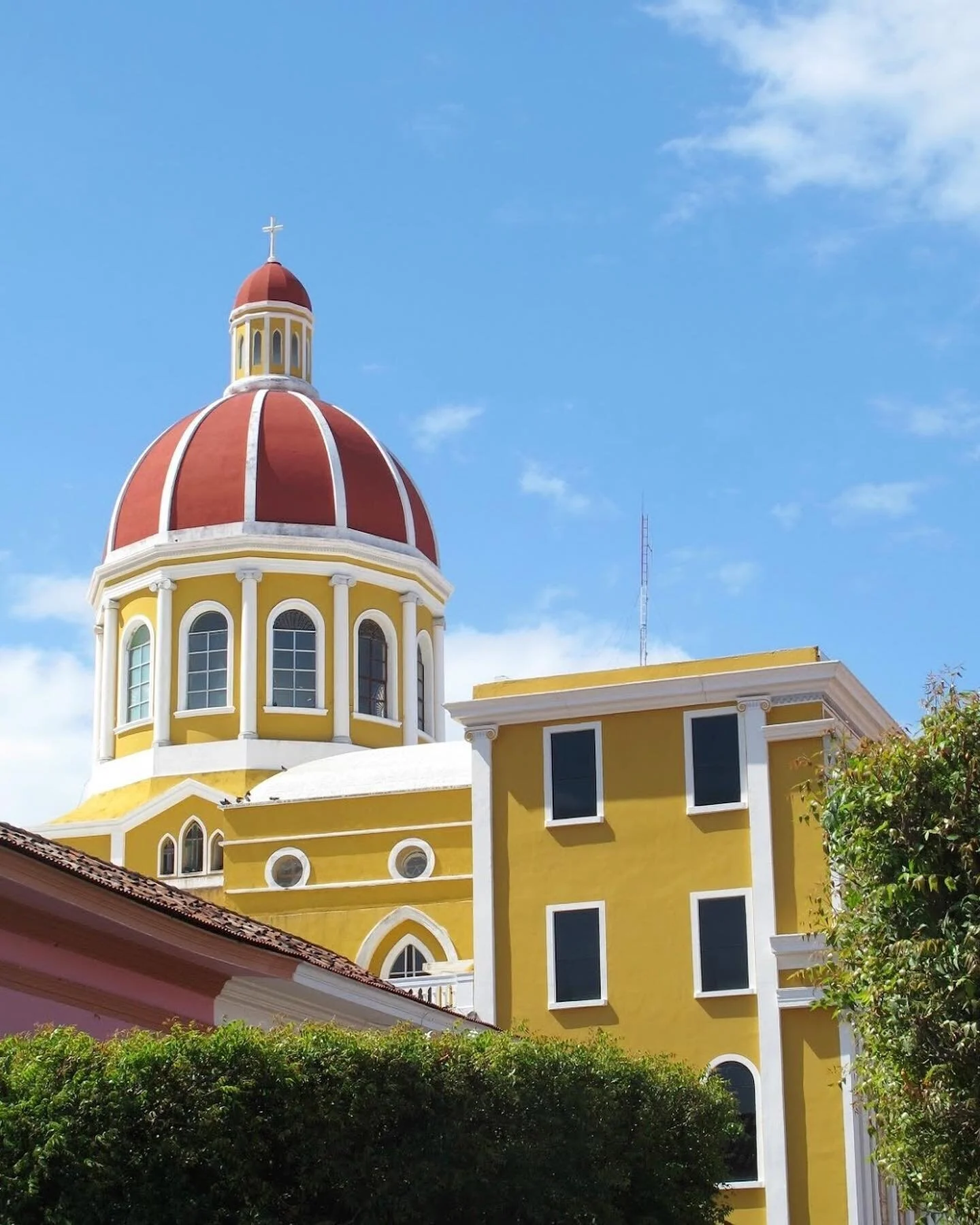 📍🇳🇮 Our Lady of the Assumption Cathedral is an icon of the Granada skyline (also less formally known as the Cathedral of Granada). With its vibrant yellow exterior and central location, it is impossible to miss and impossible to not stop to take 1