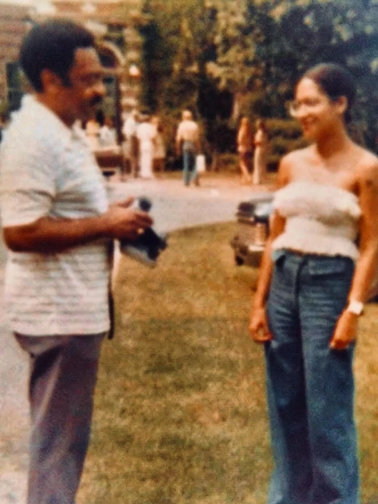 #fathersday #throwback Me and dad @wellesleycollege freshman year drop off. He was a stern Colonel in the army and my biggest fan. His pride in me was a constant. 
Don&rsquo;t you love my outfit which could easily be worn today, wide legged jeans and