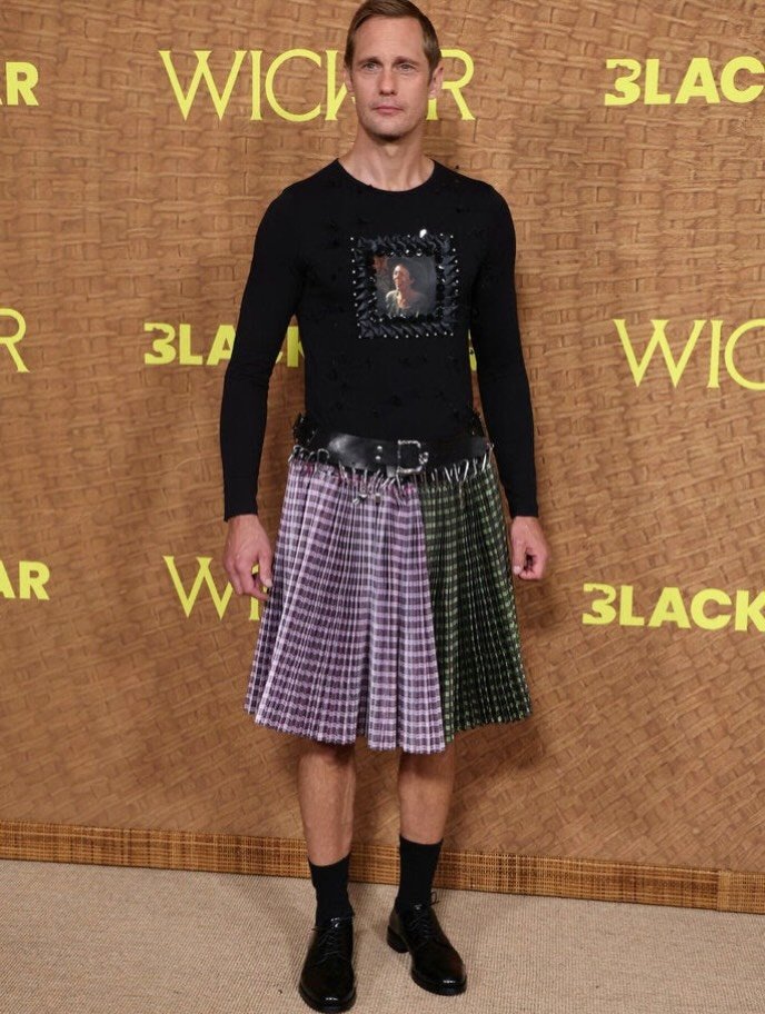 See even @alexander.skarsgard knows that it&rsquo;s all about the skirt‼️ 🤣 Can&rsquo;t wait to see his new movie, Wicker, with Olivia Colman‼️