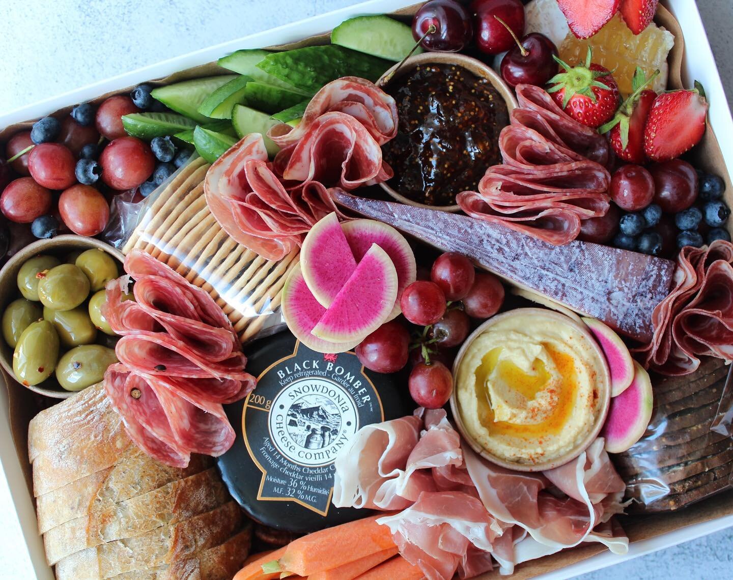 Our Signature Picnic Box looking pretty!
✨Visit the link in our bio to order! 

#thegrazco #picnictoronto #torontopicnic #toronto #vaughan #grazingboxtoronto #toeats #torontofooddelivery