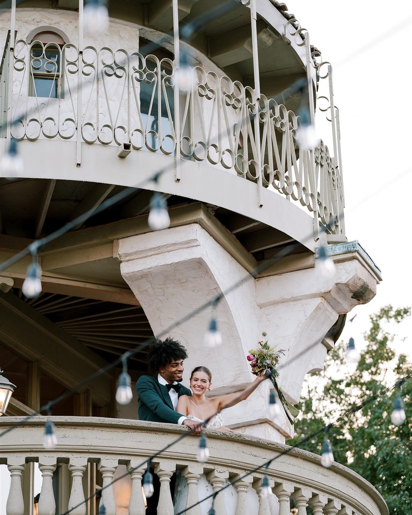 Sparkler exits are out, waiving farewell to your guests from a European balcony is IN ❤️

Only kidding, nothing is &ldquo;in&rdquo; or &ldquo;out&rdquo;, do what you love! But waiving goodbye from a tall tower is a princess dream I can get behind 😍
