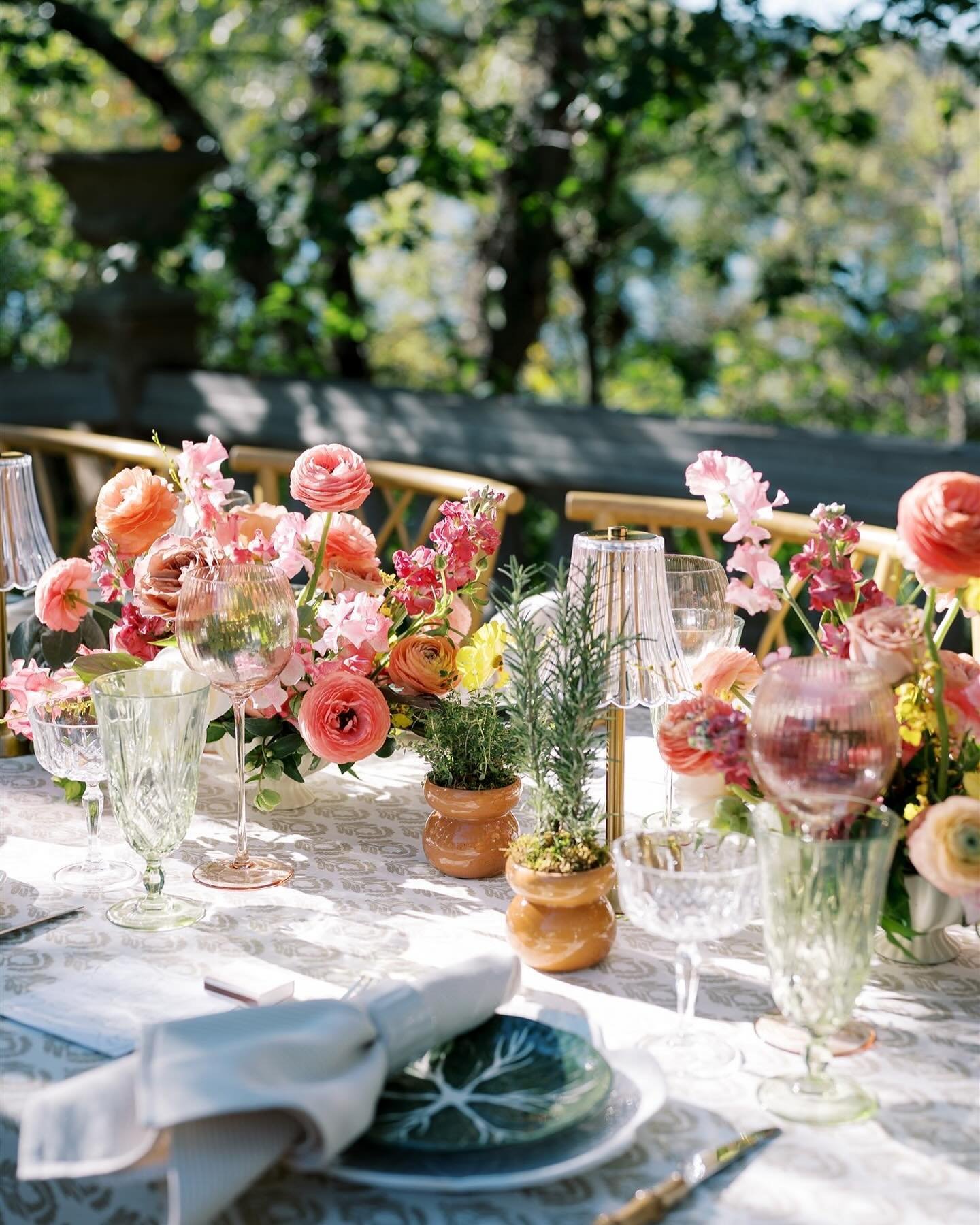 Taylor of @bettsandcoevents dreamt up this stunning spring table design that @bymaggiepeterson sprinkled with her lovely blooms! Laguna Gloria is forever a top choice for romantic European wedding vibes and dining al fresco with your guests. 

///

#